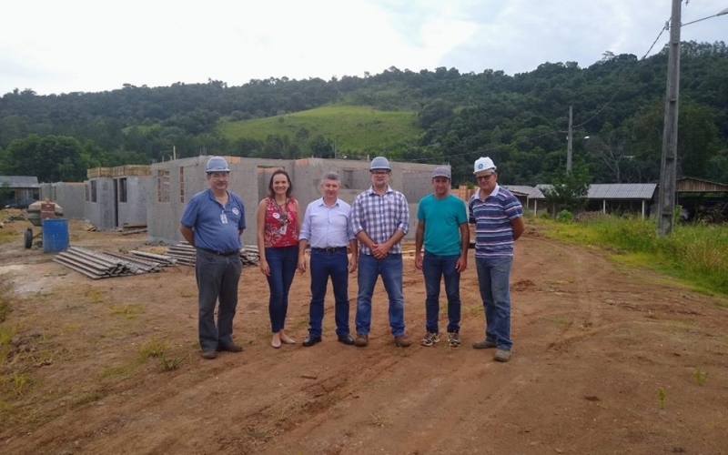 COHAPAR realiza visita técnica na construção das 17 unidades habitacionais do Programa Família Paranaense