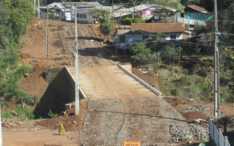 Início da primeira etapa das obras de Pavimentação Poliédrica, na Rua Cedro que dá acesso ao Bairro Mirante do Bosque. O