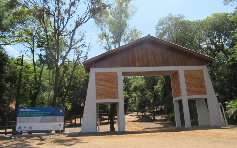 Novo Portal do Bosque Municipal Arnaldo Busato, em reta final com 98% da obra concluída.  