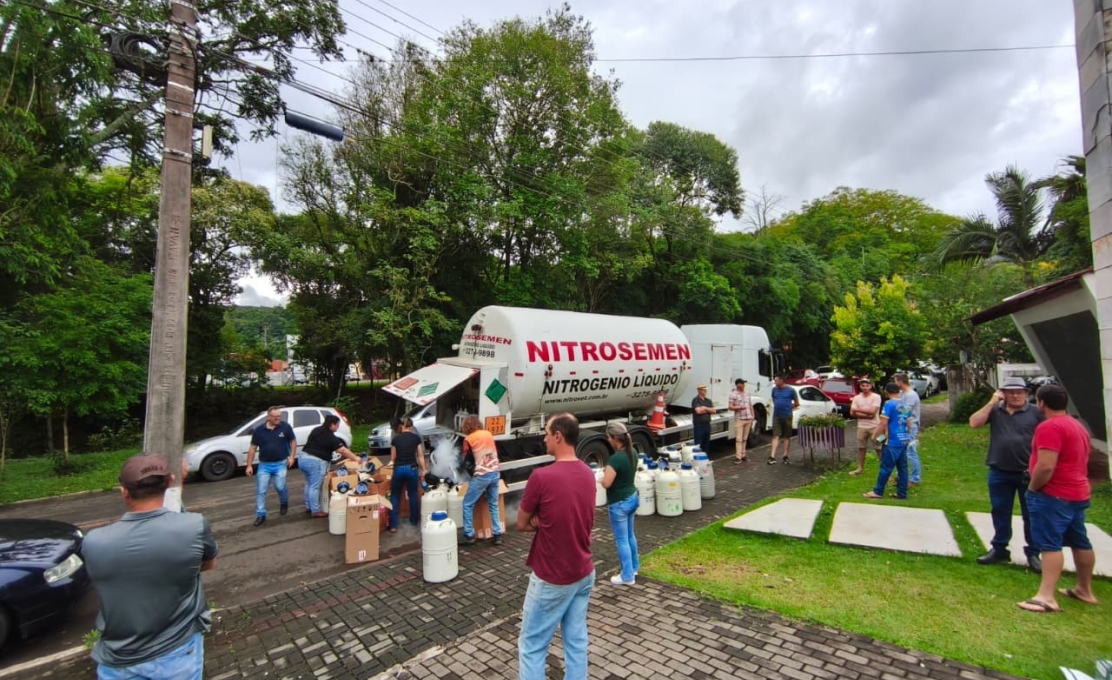 Salgado Filho reforça apoio à produção leiteira com abastecimento do Programa de Inseminação Artificial