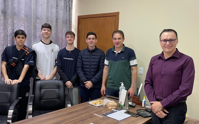Jovens apresentam projetos esportivos ao Poder Executivo