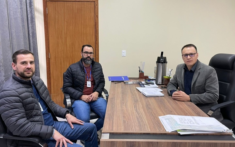 Prefeito recebe representantes da Sanepar