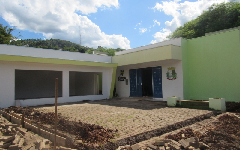A Secretaria Municipal de Saúde juntamente com a Administração Municipal, realiza construção e ampliação da Academia de 